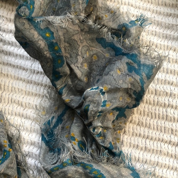 Banana Republic gray scarf - Picture 3 of 4